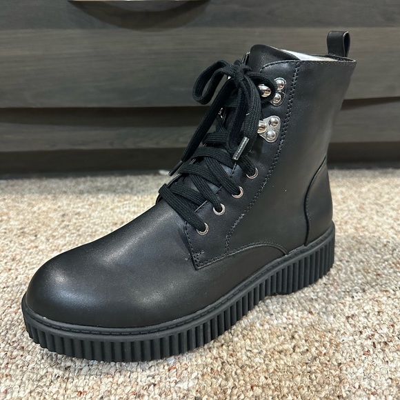 NEW Le Chateau Ankle Boots - Picture 2 of 9